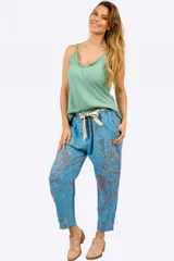 Musculosa verde oliva lisa con breteles finos y volados en el escote.