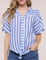Camisa de algodón con rayas verticales en tonos verde, rosado y blanco. Tiene mangas cortas amplias, escote en V con solapa y botones frontales, y detalle de nudo en el bajo.