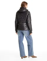 Campera puffer con acabado satinado de alto brillo, diseño capitoneado con líneas horizontales y en V. Cuenta con cierre frontal metálico, capucha fija, bolsillos laterales con cierre invisible y puños internos elastizados con abertura para el pulgar.