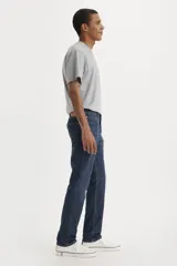 Pantalón de jean azul oscuro, corte slim fit.