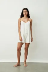 Mono corto negro con breteles finos y botones frontales.