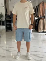 Remera blanca de corte clásico con gran estampado en la espalda que incluye diseño de busto clásico en círculo rosado y la inscripción "Turk Oficial Special Crew".