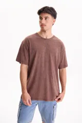 Remera oversize de manga corta y cuello redondo, confeccionada en algodón con acabado lavado estilo vintage.