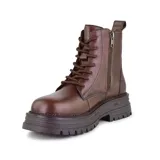 Bota de cuero sintético color negro, con cordones y suela track.