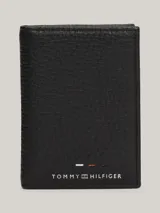 Billetera plegable Tommy Hilfiger de cuero granulado color negro, con múltiples ranuras interiores para tarjetas, compartimento para billetes, cinta distintiva en el interior y logo en la parte delantera.