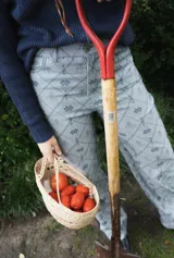 Jean de tiro alto con corte straight flare, confeccionado en denim de algodón con estampado geométrico de rombos y motivos florales en tonos azulados.