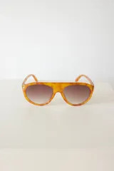 Lentes de sol con armazón de diseño aviador en estampado carey y cristales oscuros con protección UV400.