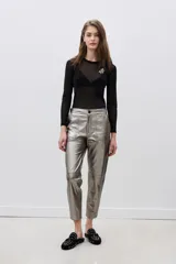 Pantalon de corte recto confeccionado en cuero ovino con acabado metalizado en color plata. Presenta cierre frontal con cremallera y bolsillos laterales.