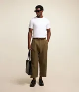 Remera básica de corte slim para hombre, confeccionada en suave algodón peruano con cuello redondo y mangas cortas, de diseño liso.