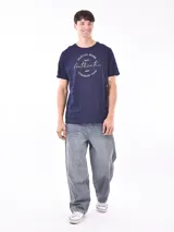 Remera color beige con estampado circular con texto en marrón.