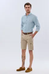 Bermuda cargo de gabardina en color gris oscuro, corte recto, con bolsillos laterales con solapa y cierre de botones y cremallera.