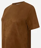 Vestido corto de corte recto confeccionado en gamuza sintética color marrón. Presenta cuello redondo, mangas cortas y un acabado liso. Incluye un cinturón fino del mismo tono con hebilla metálica.