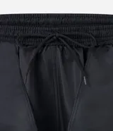 Bermuda deportiva Get Over de tejido plano, con cintura elástica ajustable mediante cordón, bolsillos laterales y recortes con detalle de red en los laterales.