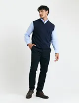 Pantalon de vestir azul marino de corte recto, con bolsillos laterales inclinados y bolsillos traseros de doble ribete.