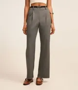 Pantalón de vestir de corte recto, confeccionado en tejido de punto roma con estampado de cuadros. Incluye trabillas en la cintura, cierre tradicional, pliegues y cinturón fino de material sintético con hebilla.