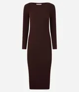 Vestido midi de punto acanalado de la marca Marfinno, color negro, de corte ajustado, con cuello barco y mangas largas.