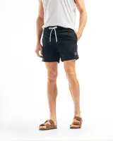 Short de baño negro de taslon de secado rápido, con moldería clásica, cintura elástica con cordón blanco para ajuste y un pequeño parche cuadrado con una letra 'F' en la parte inferior izquierda.