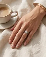 Anillo de acero plateado con circonia central redonda engastada, de diseño delicado y elegante.
