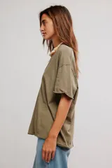 Remera de algodón celeste, de corte oversize con escote en V amplio y mangas cortas caídas.