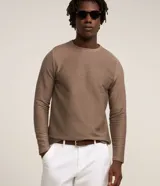 Remera de manga larga y cuello redondo para hombre, confeccionada en tejido de punto acanalado de color marrón.
