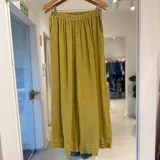 Pantalón ancho color verde pistacho de lino, con cintura elástica fruncida y bolsillos laterales.