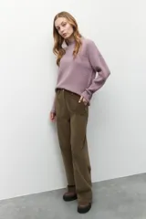 Pantalón de pana de corte ancho y tiro alto, con diseño de cuatro bolsillos y cierre frontal.