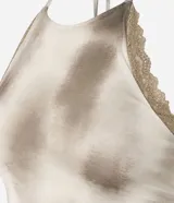 Top halter de tela satinada, color beige con efecto tie-dye/manchas en tonos marrones. Presenta detalles de encaje en el escote y el bajo. El diseño es ajustado al cuerpo.