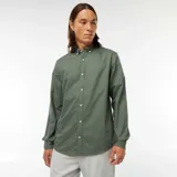 Camisa de corte regular fit en tejido oxford color verde, con cuello abotonado y cierre frontal de botones.