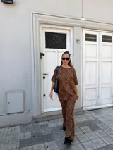 Pantalón de corte oxford con estampado animal print en tonos marrones. Presenta una silueta holgada y tiro alto, confeccionado en tejido de algodón.