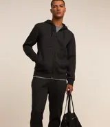 Pantalón deportivo Get Over de corte recto con puños elásticos en los tobillos, cintura con cordón ajustable y bolsillos laterales.