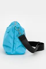 Bandolera de material sintético brillante en color azul, con cierre principal superior y bolsillo frontal con cierre. Incluye correa ajustable de cinta negra con herrajes metálicos.