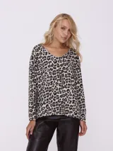 Sweater de algodón color beige con estampado animal print de leopardo en tonos marrón y negro, con escote en V y mangas largas.