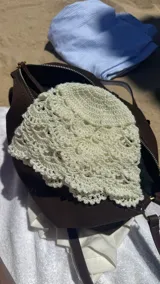 Gorro tipo casquete tejido al crochet, color crudo, con diseño calado.