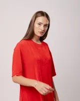 Vestido túnica azul eléctrico de tela elastizada, corte oversized, largo midi, con tajos laterales y escote redondo.