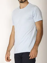 Remera básica de manga corta y cuello redondo color gris oscuro, con calce clásico y sutil bordado al tono en el borde inferior.