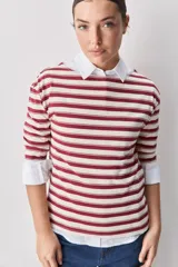 Remera a rayas horizontales rojas y beige, con mangas 3/4 y escote bote.