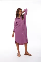 Vestido camisero midi color lila, de corte recto, con cuello camisero, mangas 3/4, cierre frontal con botones y aberturas laterales.