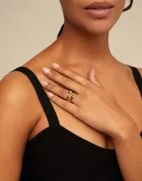 Anillo abierto plateado con dos pequeñas cabezas de clavo.