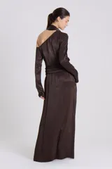 Pollera maxi evasé de tejido satinado en color marrón, con detalle de frunces en la cintura.
