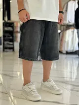 Bermuda de jean estilo carpintero, color celeste, con bolsillos laterales amplios, presilla para herramientas y diseño amplio de corte oversize.