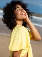 Crop top amarillo de morley cruzado con manga globo y espalda elastizada.