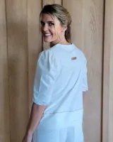 Remera blanca de algodón con mangas 3/4 abullonadas y escote en V con detalle de costuras a contratono.