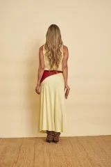 Pollera midi de satén color amarillo pálido, de corte evasé con caída fluida.