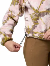 Polar de felpa suave y mullida Columbia modelo Helvetia Snap Fleece, con estampado abstracto en tonos rosado, marrón y verde oliva. Cuenta con cuello alto con solapa de botones a presión, un bolsillo con cierre en el pecho y puños elásticos.