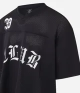Remera masculina negra de estilo sportcore, modelo boxy con cuello en V y manga corta. Presenta textura "furadinha" (perforada), estampado numeral "33" en el hombro y "CLUB" en el pecho, ambos en blanco con tipografía gótica.