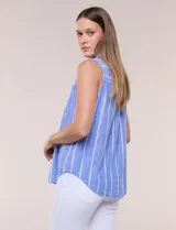Musculosa de lino a rayas, con cuello con solapa, escote en V, cierre frontal con botones y un bolsillo aplicado en el pecho.