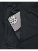 Short deportivo 2 en 1 Under Armour, compuesto por un short exterior ligero de tejido técnico y un short interior de compresión integrado. Presenta cintura elástica con cordón interno, bolsillos laterales y logo reflectante en el frente.