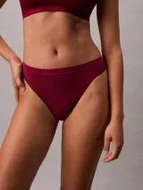 Bombacha tipo colaless de microfibra elástica con acabado sin costuras y bordes limpios. Presenta un diseño minimalista con el logo de la marca en relieve en la cintura.