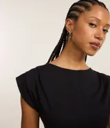 Blusa de viscosa color marrón oscuro, de corte ajustado, con cuello redondo, sin mangas y diseño con pliegues en los hombros.