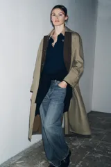 Pantalón de jean celeste de tiro medio, corte ancho y terminación con dobladillo.